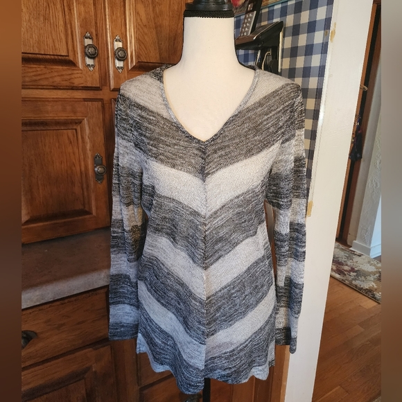 NEW Isela Lightweight Sweater Silver and Black Metallic Size S - Picture 1 of 7